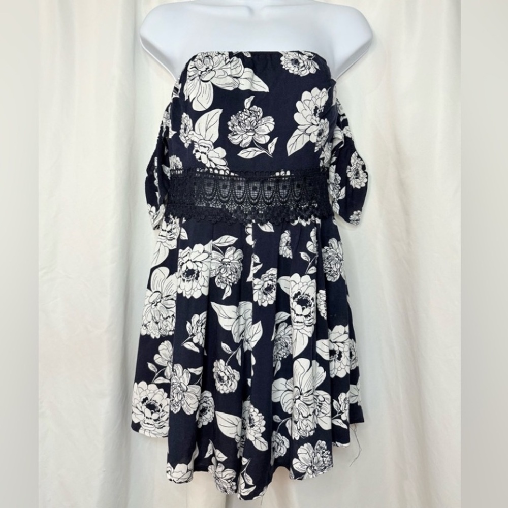 NWOT Love Tree Floral Off-Shoulder Romper size Small - Picture 4 of 4